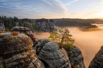 Sonnenaufgang und Nebel im Elbsansteingebirge in der Sächsischen Schweiz.