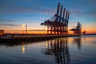Hamburg: Containerhafen in Hamburg zur blauen Stunde.