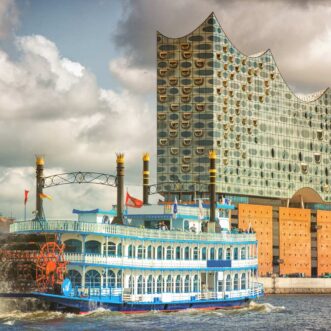 Hamburg: Elbphilharmonie mit Raddampfer