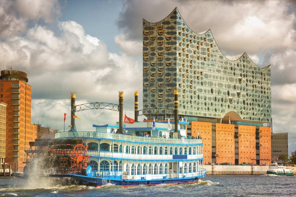 Hamburg: Elbphilharmonie mit Raddampfer