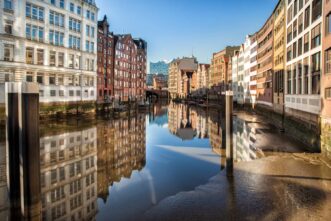 Hamburg: Speicherstadt an der Elbe