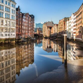 Hamburg: Speicherstadt an der Elbe