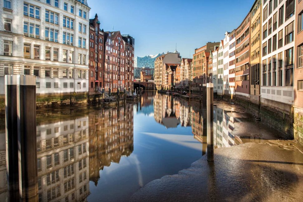 Hamburg: Speicherstadt an der Elbe