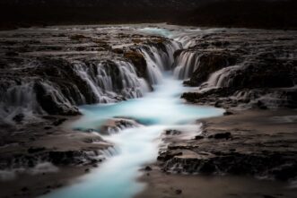 Landschaftsfoto Island Bruarfoss: Der Bruarfoss ist einer der schönsten Wasserfälle Islands mit seiner markanten Abbruchkante und seinem türkisen Wasser.