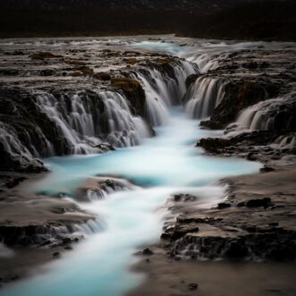 Landschaftsfoto Island Bruarfoss: Der Bruarfoss ist einer der schönsten Wasserfälle Islands mit seiner markanten Abbruchkante und seinem türkisen Wasser.