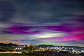 Aurora im Westerwald: Das Polarlicht über Hartenfels mit Burgruine Schmanddippen