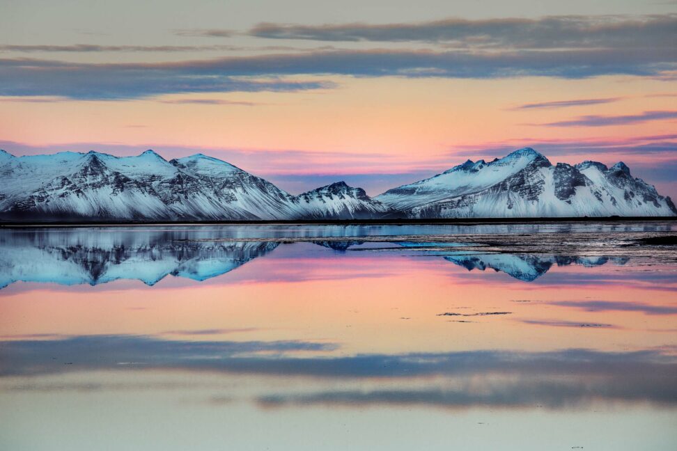 Island: Eine Berggruppe spiegelt sich im Sonnenuntergang - Wandbild