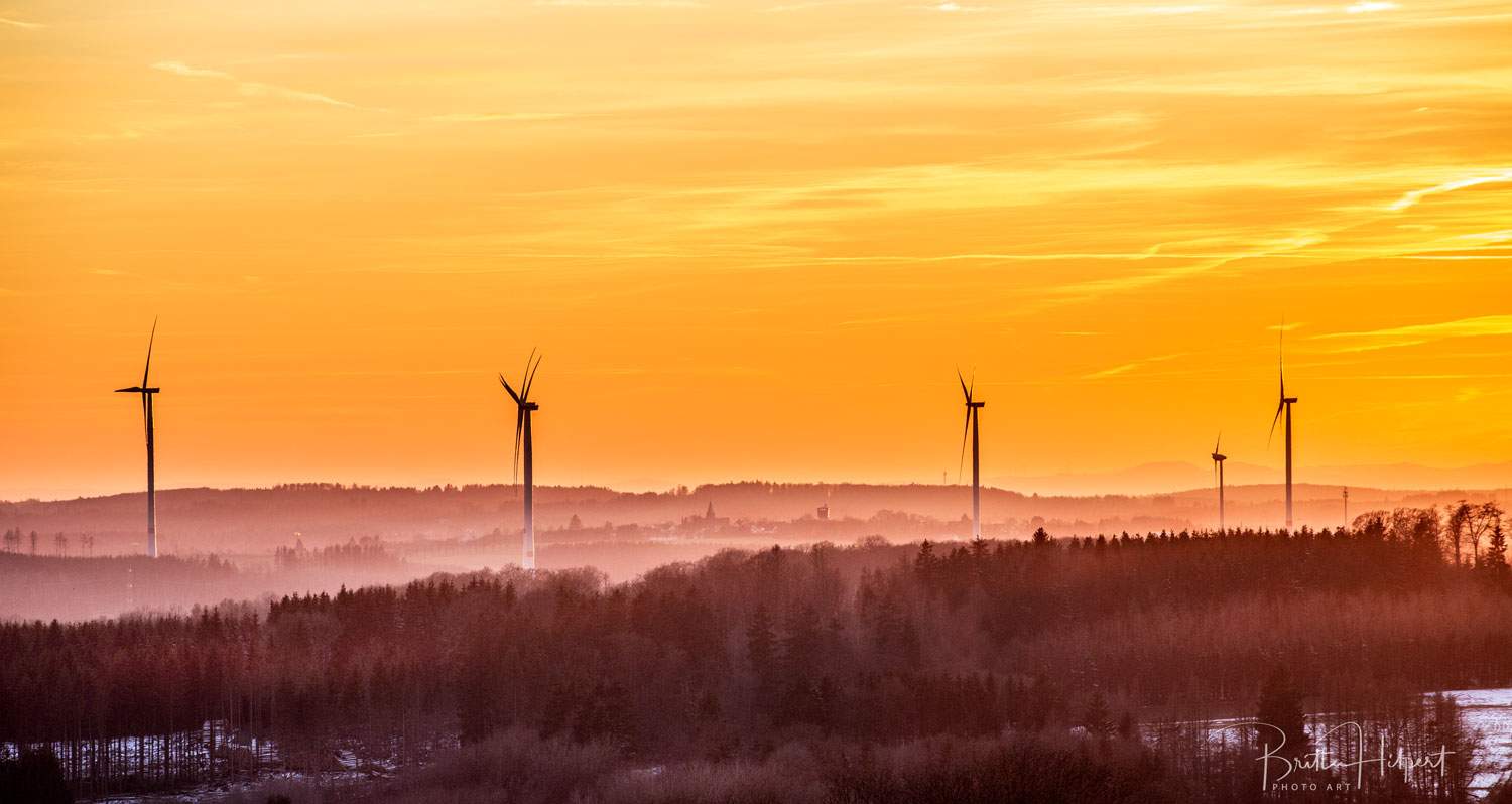 Windpark im Westerwald: Windräder im Sonnenuntergang