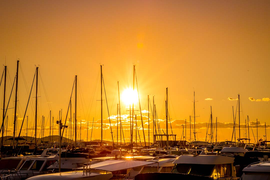 Ein Yachthafen in Zadar bei Sonnenuntergang.
