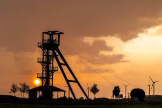Aussichtsturm Barbaraturm im oberen Westerwald bei Malberg im Sonnenuntergang.