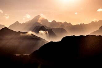 Landschaftsfotografie: Alpenpanorama im Sonnenuntergang mit Blick auf das Finsteraarhorn.