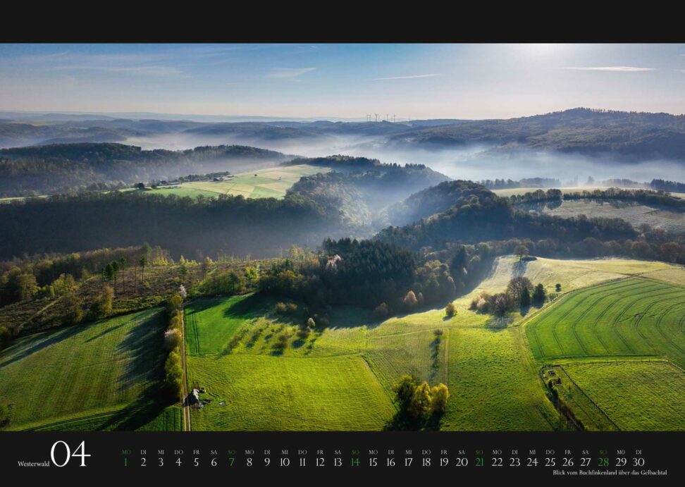 Drohnenbild mit Sicht von Buchfinkenland über das Gelbachtal mit Nebelschwaden