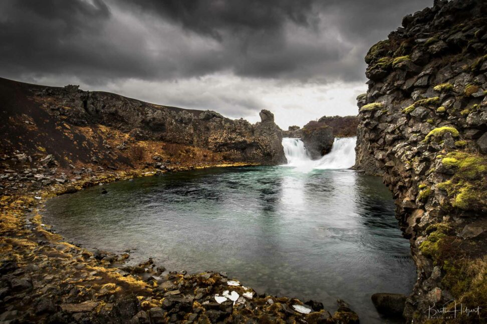 Düstere Stimmung beim Hjaparfoss in Island