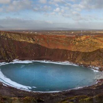 Krater Kerid Island in Panoramaansicht