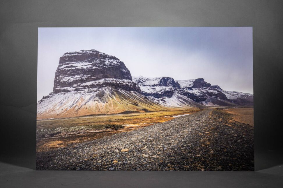 Wandbild Bergzug in Island mit schneebedeckten Gipfeln - gedruckt auf Alu Verbundplatte als Sonderangebot