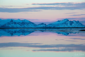 Island Spiegelungen im eiskalten Wasser in der blauen Stunde.