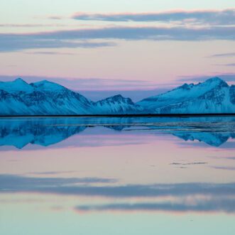 Island Spiegelungen im eiskalten Wasser in der blauen Stunde.