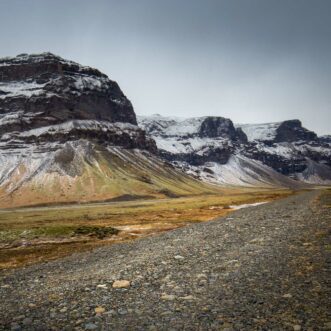 Bergzug in Island mit schneebedeckten Gipfeln
