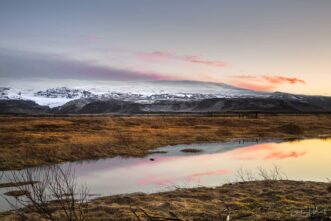 Der schneebedeckte Vulkan Katla in Island im Morgengrauen