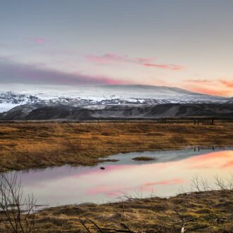 Der schneebedeckte Vulkan Katla in Island im Morgengrauen