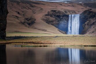 Skogafoss Spiegelung - einer der größten Wasserfälle Islands