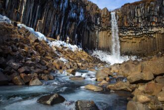 Svartifoss Island: Balsaltkegel umschließen das Tal, in das der Wasserfall fällt.