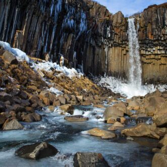 Svartifoss Island: Balsaltkegel umschließen das Tal, in das der Wasserfall fällt.