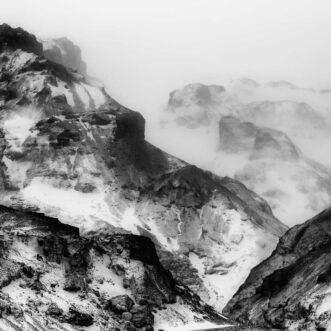 Landschaftsfotografie: Hochland in Island schneebedecktes karges Gebirge