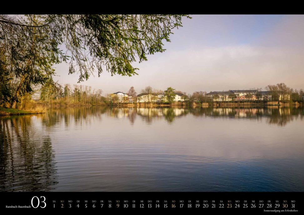 Monatsblatt März des Wandkalenders Ransbach-Baumbach 2025: Sonnenaufgang am Erlenhofsee