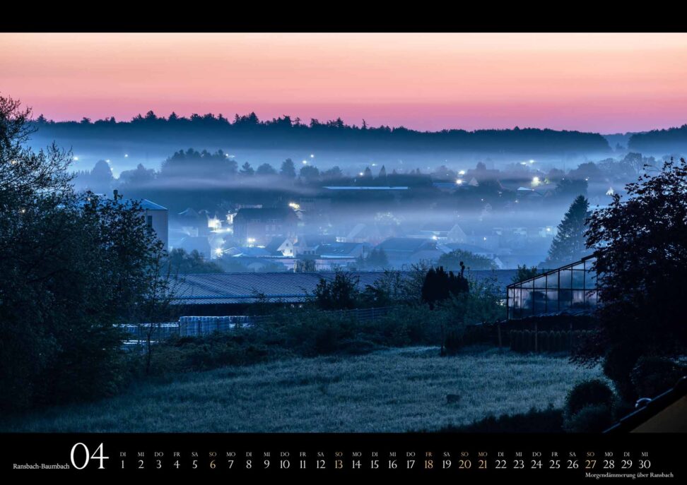 Monatsblatt April des Wandkalenders Ransbach-Baumbach 2025: Morgendämmerung über Ransbach