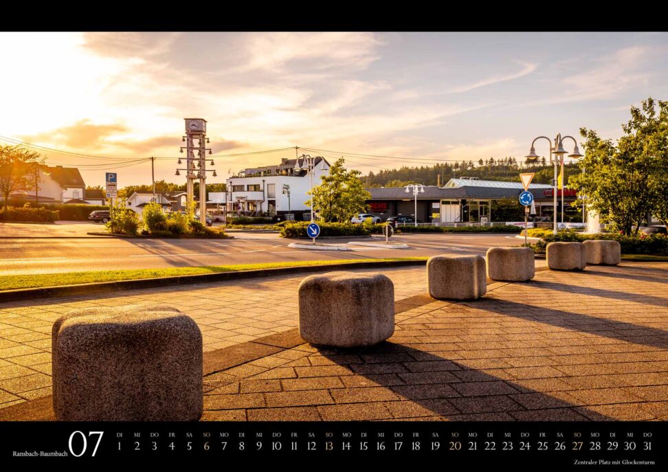 Monatsblatt Juli des Wandkalenders Ransbach-Baumbach 2025: Zentraler Platz mit Glockenturm