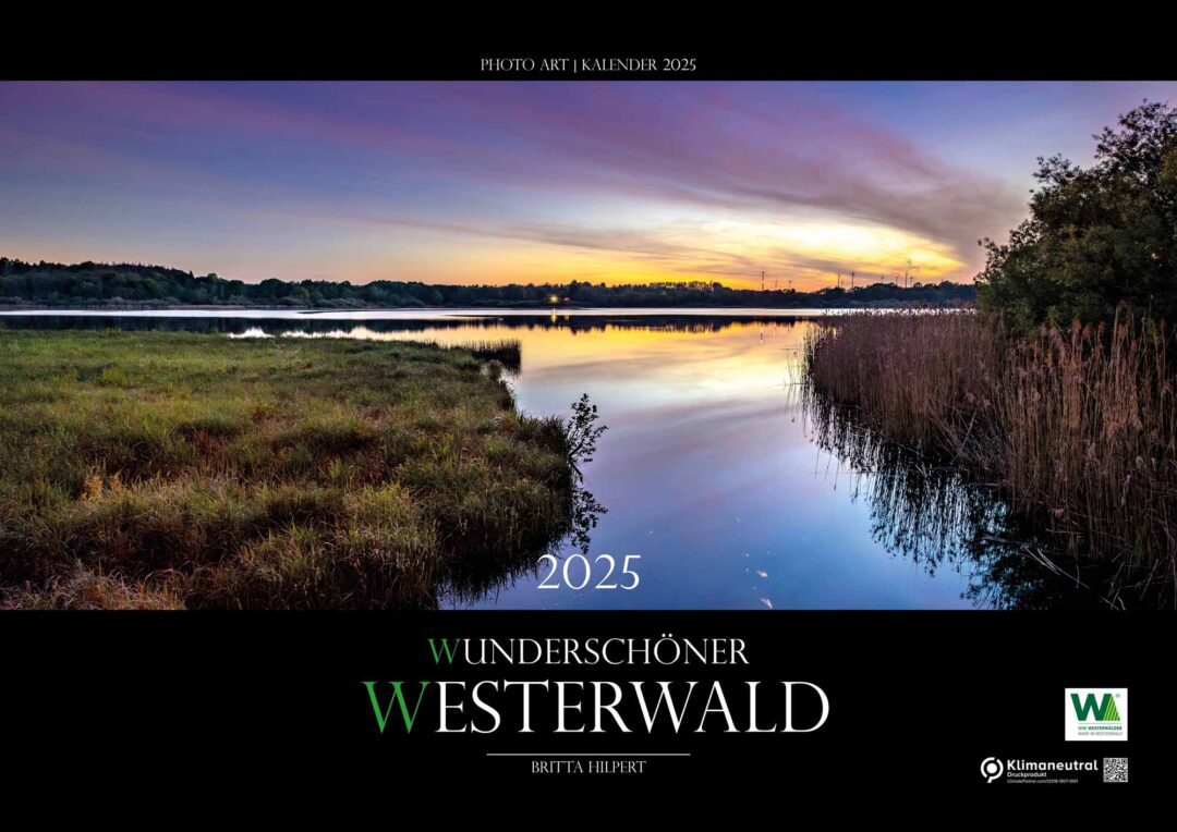 Titelblatt des Wandkalenders Westerwald 2025: Mondschein über dem Dreifelder Weiher