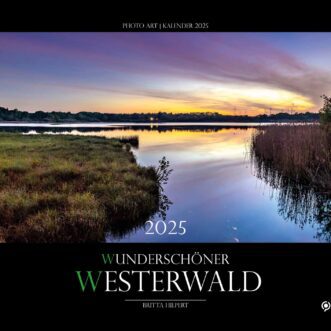 Titelblatt des Wandkalenders Westerwald 2025: Mondschein über dem Dreifelder Weiher