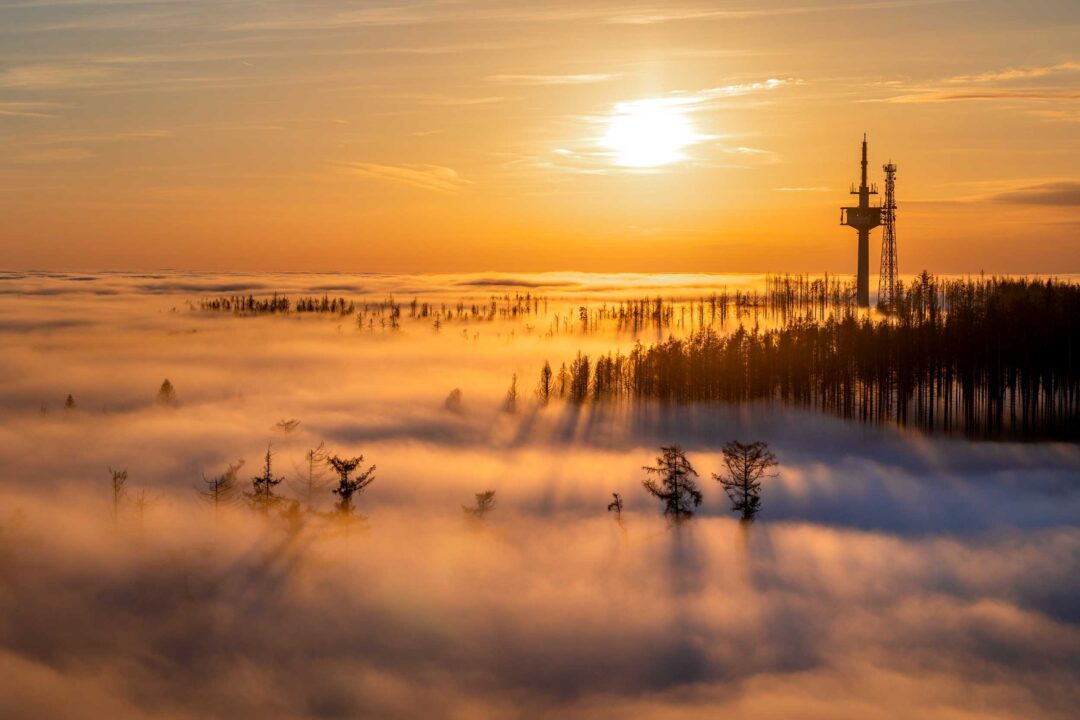Alarmstange ragt aus dem Nebelmeer im Westerwald