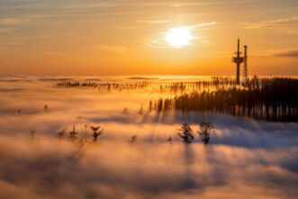 Alarmstange ragt aus dem Nebelmeer im Westerwald
