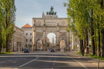 Das Siegestor in München auf einer der größten Straßen in der Stadt München.