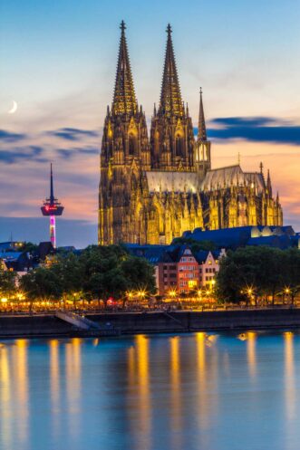 Kölner Dom mit Fernsehturm und Mond