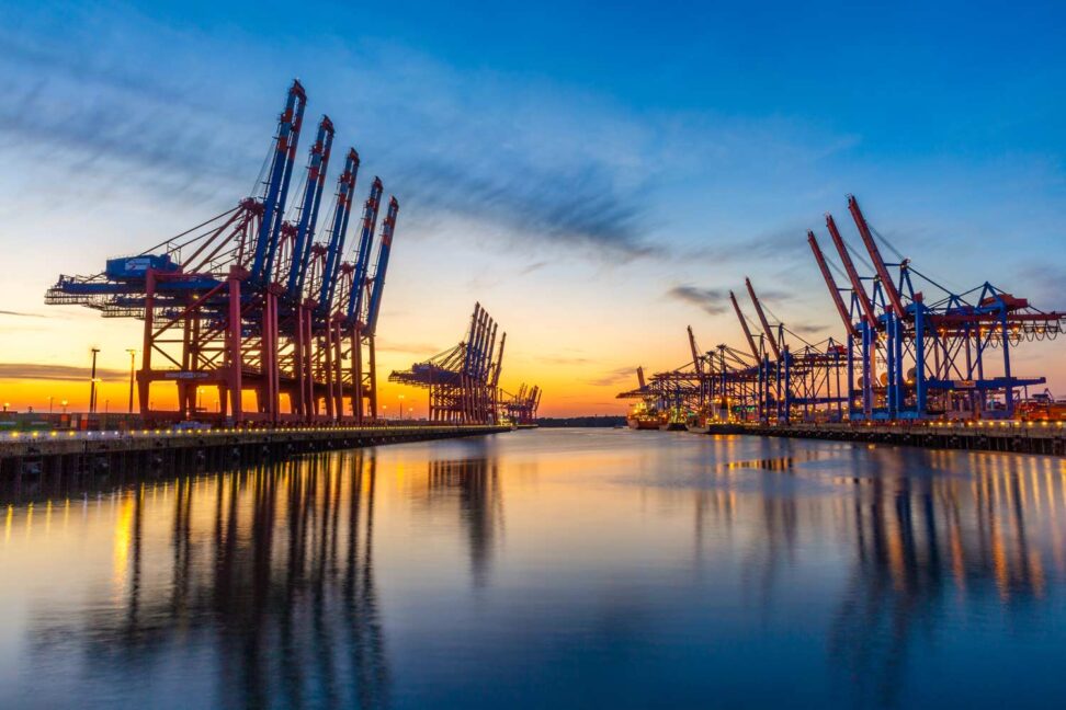 Hamburg: Burchardkai im Hamburger Hafen zur blauen Stunde.