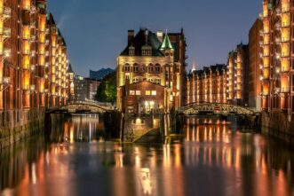 Hamburg: Das Wasserschlösschen in der Speicherstadt bei Nacht