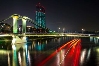 Frankfurt: Flösserbrücke bei Nacht