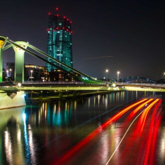 Frankfurt: Flösserbrücke bei Nacht