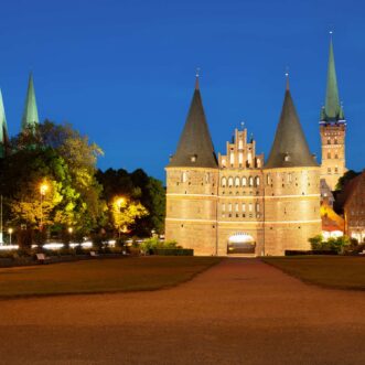 Lübeck: Holstentor bei Nacht