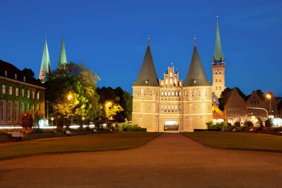 Lübeck: Holstentor bei Nacht