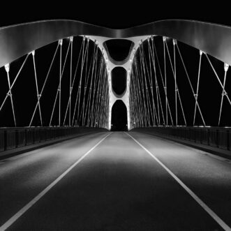 Frankfurt: Osthafenbrücke in Schwarz-Weiß