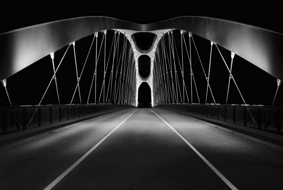Frankfurt: Osthafenbrücke in Schwarz-Weiß