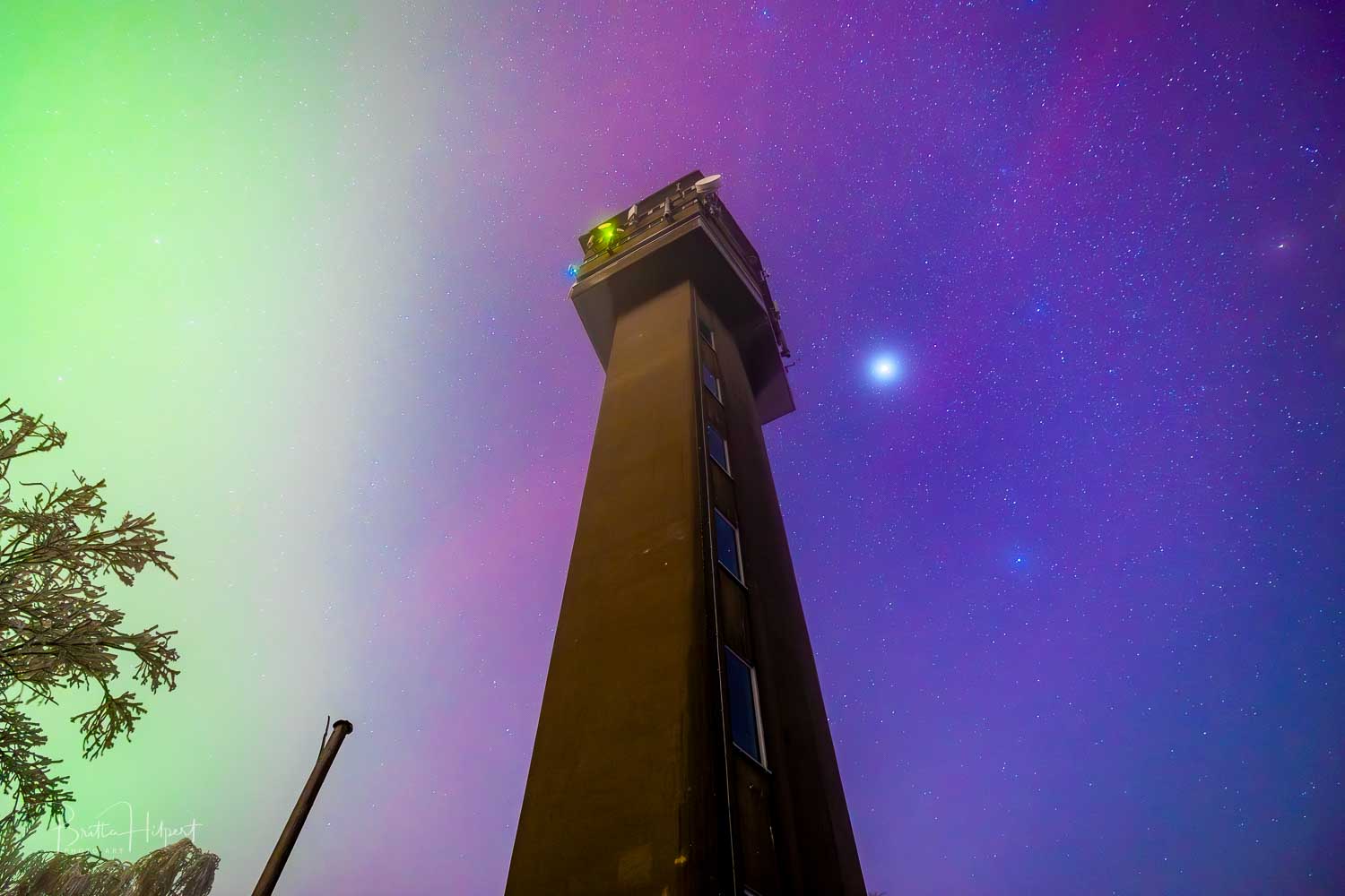 Der Köppelturm im Westerwald mit grünem Polarlicht