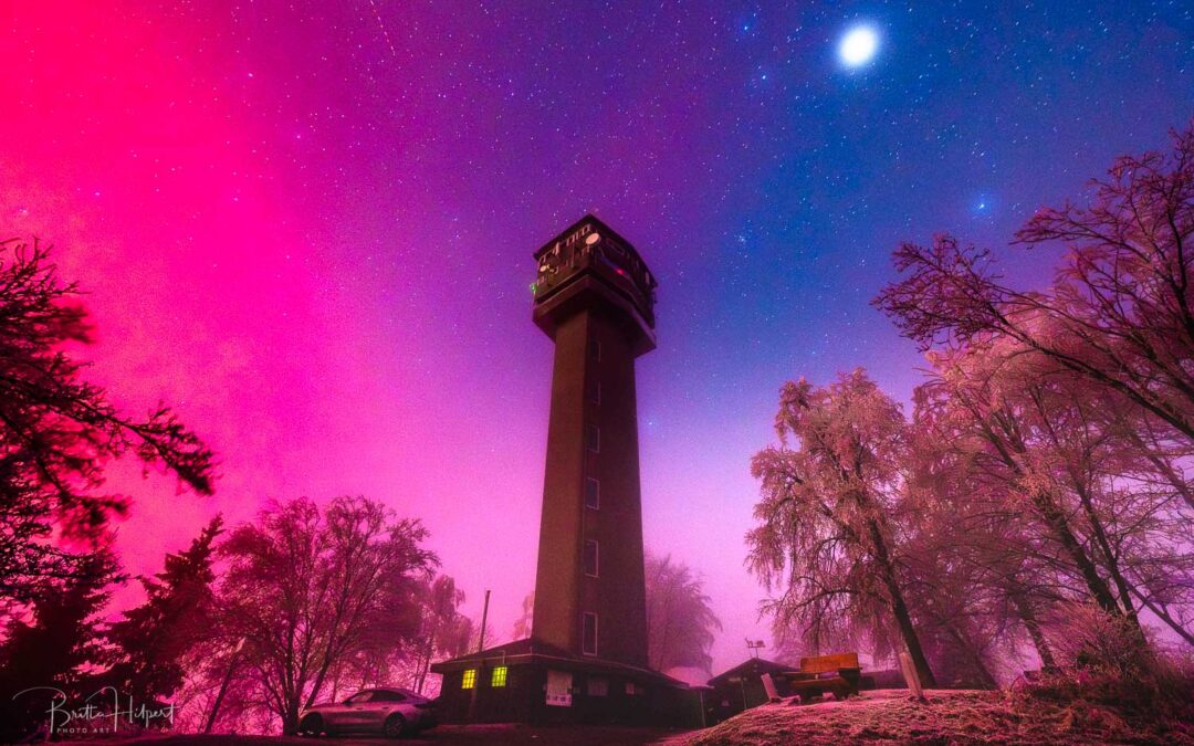 Polarlicht im Westerwald: Bonbonfarben über dem Köppelturm