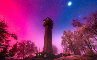 Polarlicht im Westerwald: Bonbonfarben über dem Köppelturm