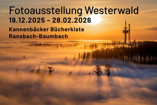TItelbild Fotoausstellung Westerwald in der Kannenbäckerbücherkiste bis Ende Februar 2026 - ein Bild vom Köppel über dem Nebelmeer