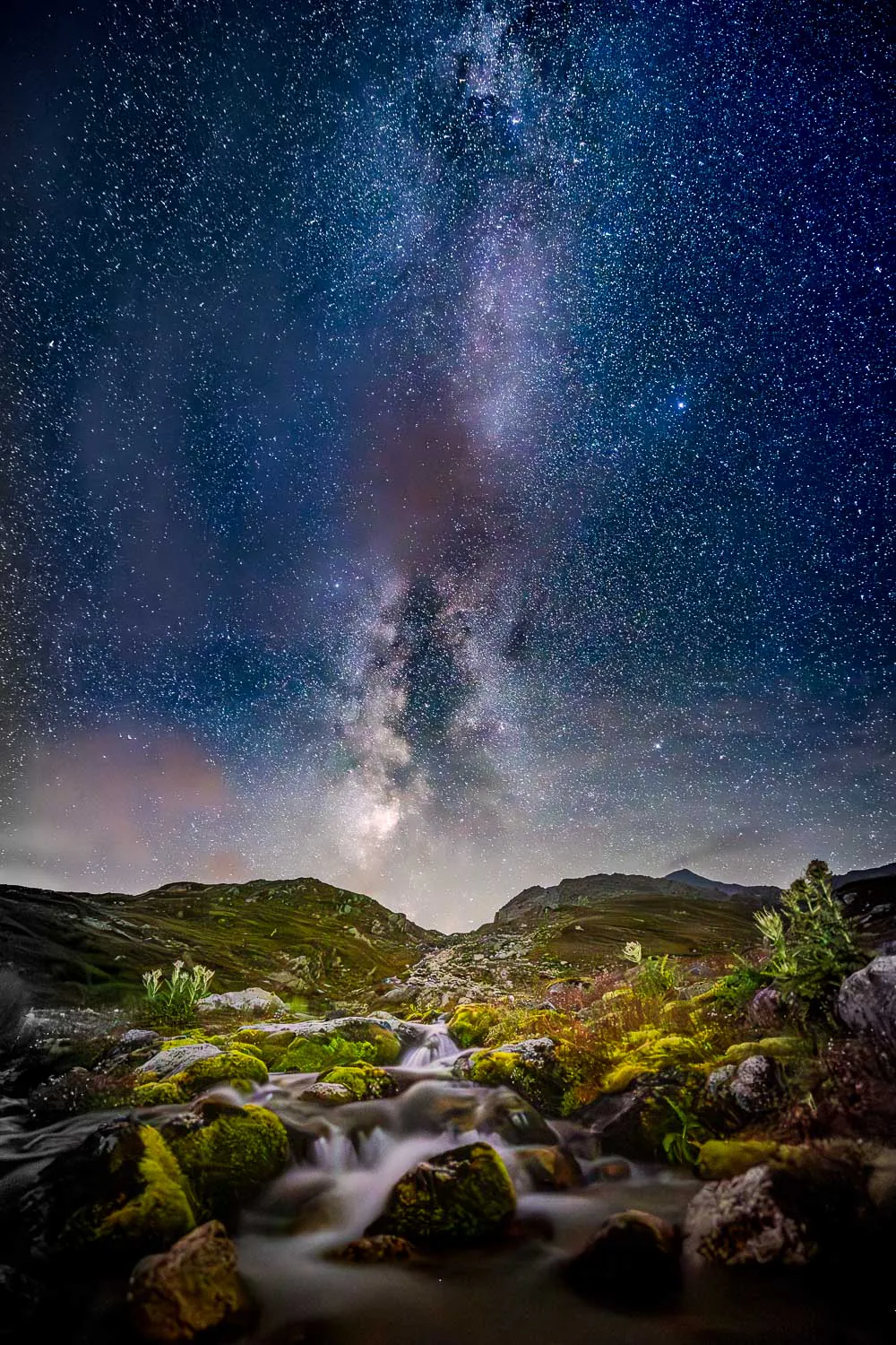 Die Milchstraße steht senkrecht über dem Sidelbach, der am Grimselpass in den Alpen zum Totensee hinunterfließt.